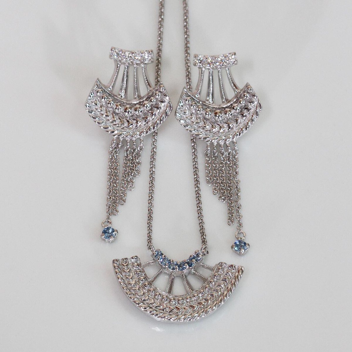 DraJewelry's tweet photo. 섬세하고 고급스러운 조각이 돋보이는 #DIVA jewelry set 🖤
.
#Handcrafted by DRA 🌓 Only in #DRA
.
#DRAjewelry #jewelry #jewellery #necklace #earrings #handmade #handmadejewellry #DRA주얼리 #드라 #드라주얼리 #주얼리 #목걸이 #앤틱목걸이 #데일리목걸이 #귀걸이 #드롭귀걸이 #데일리 https://t.co/cCsvWg0zHT