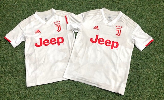 下北沢サッカーマリオ 19 ユベントス Jrアウェイ レプリカユニフォーム が入荷致しました このユベントスのアウェイジャージーは モザイク風のカモフラージュ柄が目を引くデザインです 胸にチームのウーブンバッジを 誇らしげにあしらっています