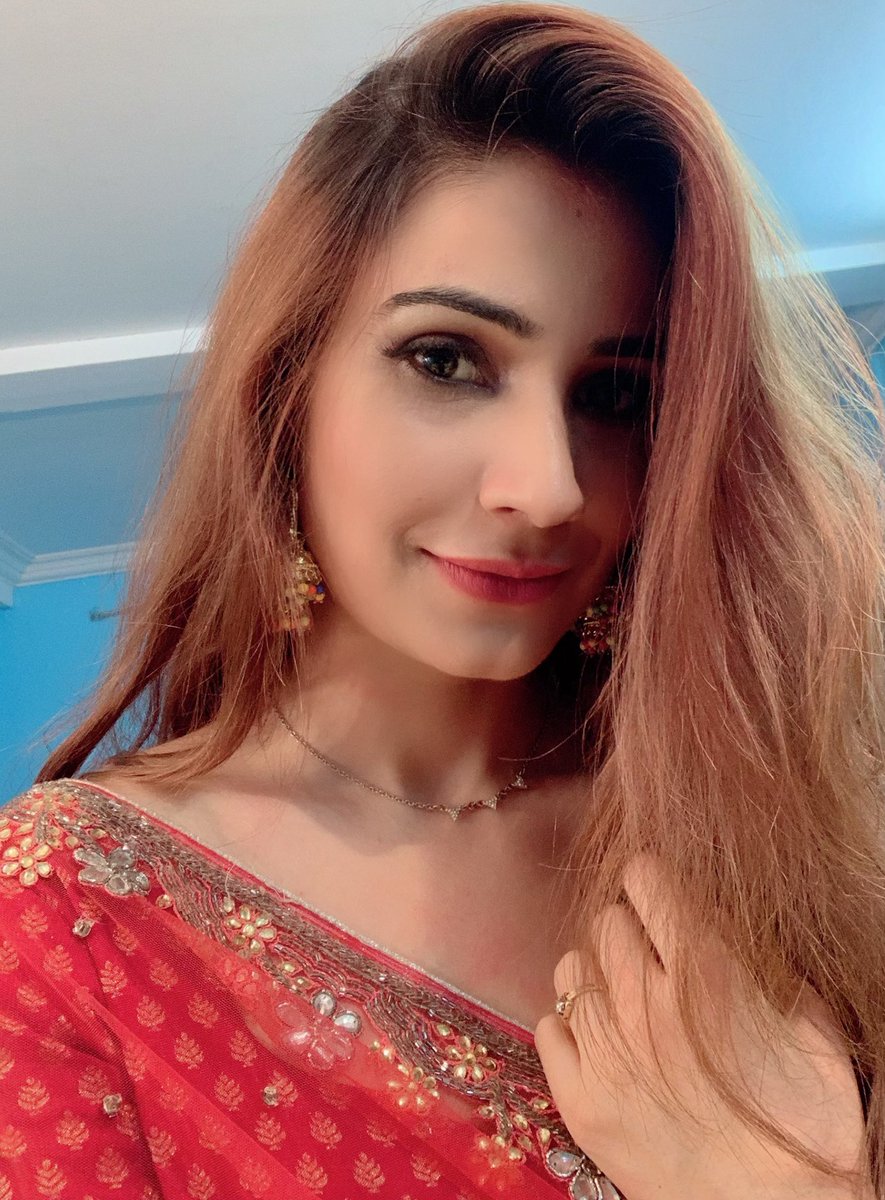 pinkysi26436938's tweet photo. On the set of crime alert🎬
#set #shoot #shootdiaries #red #redlove #redsarre #saree #sareelove #favoriteoutfit #crimealert #dangalchannel #potd #instapic #sareeobsession #pose #clicks #indian #indianoutfit #ethnic #tradition #pinkysingh #pinkysinghartist #blessed #gratitude https://t.co/xrmf5EOwfg