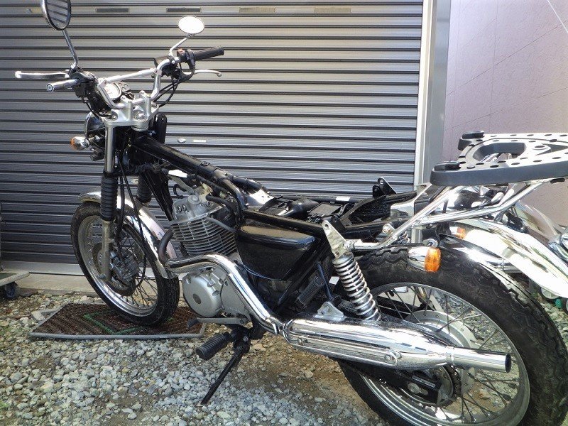 Flyder 地球と遊ぶ Cl400整備 プチカスタム タンク換装 お約束のニーパッド貼り付け 状態の良いタンクをスペアに シートアンコ抜き Cb400ss純正ハンドルに交換 ブレースバー装着 その他微調整 ハンドル幅狭くなってスライドコントロールが