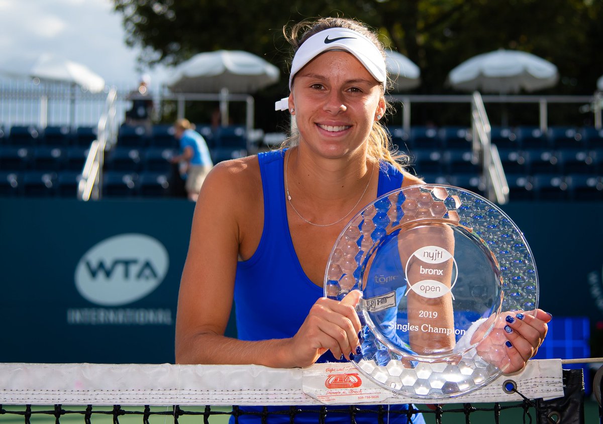 journal_tennis's tweet photo. Des qualifications au titre ! Magda Linette remporte son premier titre #WTA international au #BronxOpen en dominant Camila Giorgi 5-7 7-5 6-4 en finale.
📸 WTA https://t.co/aARcwaKRfj