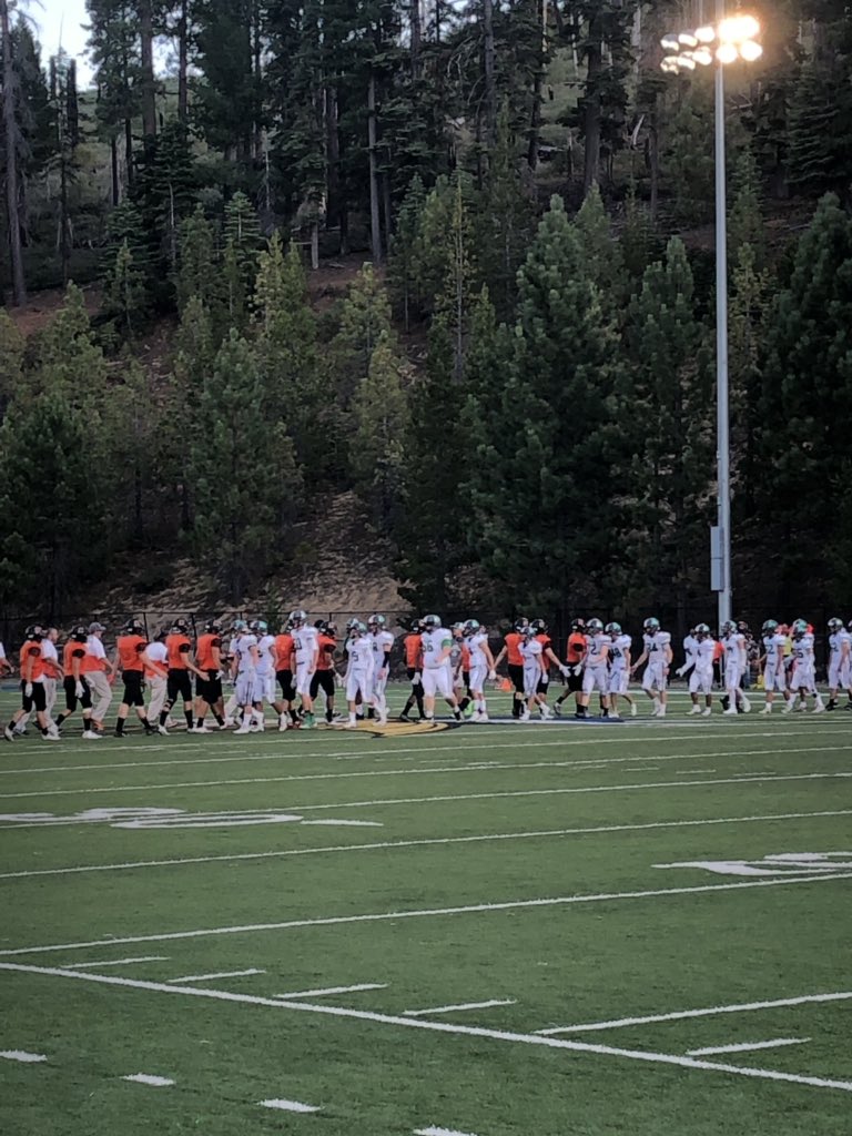 3A FOOTBALL

California- 25
Fallon- 12

Elijah Jackson throws a prayer and connects with Avery Strasdin as the buzzer sounds for a last minute score. California run game dominates for the Grizzlies in the win.

FINAL #NNP