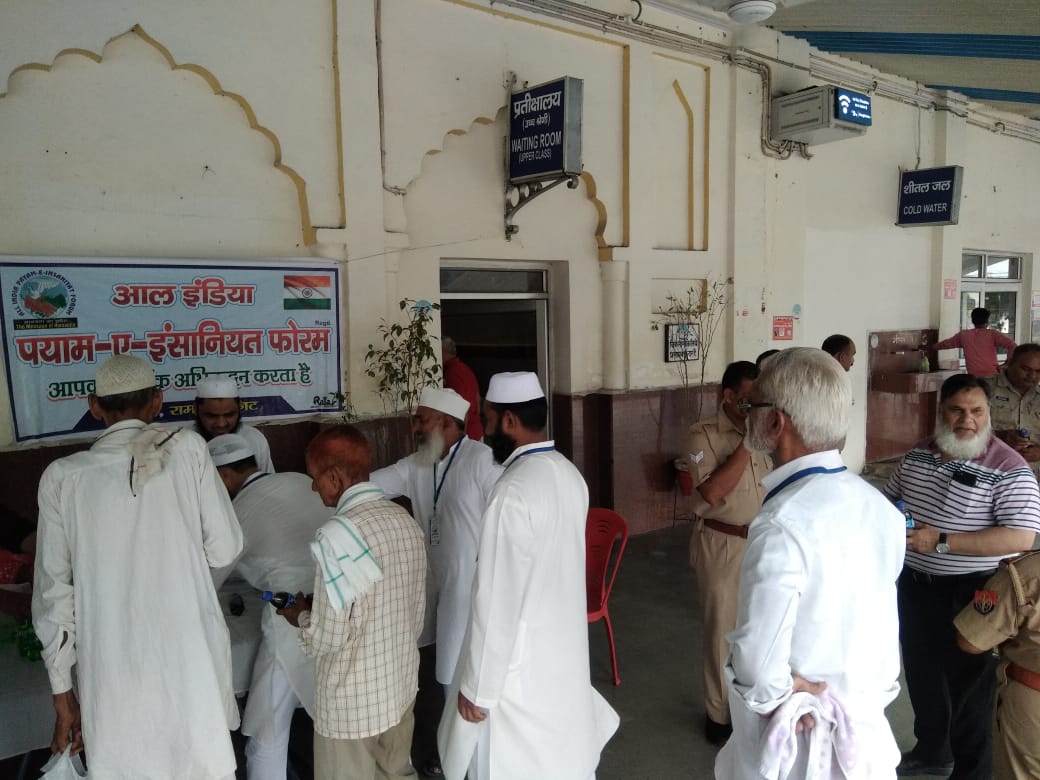 PayameInsaniyt's tweet photo. 22/08/2019
  #Rampur Railway Station, Passengers ko drink distribute kiya, usi k Saath saath #GRP aur #Station_Staff k Sath #Humanity  K Topic pe discussion hui, phir un logon ko Team ki Taraf se Naashta  bhi Karaya Gaya.
#MessageOfHumanity 
#HumanityFirst 
#humanity https://t.co/MzQA8QlJ7N