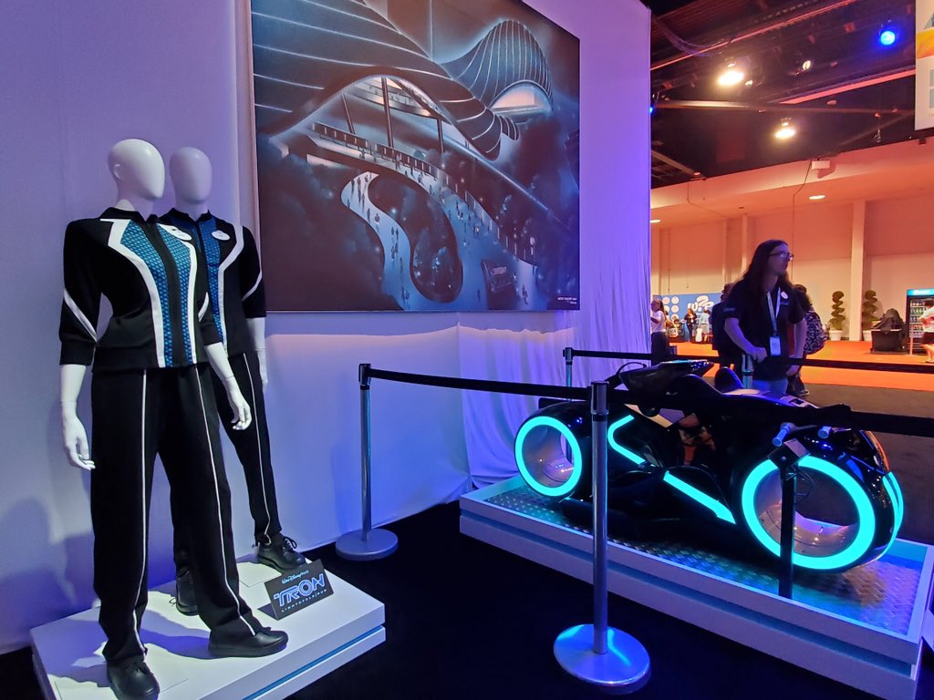 ParksAndCons's tweet photo. #Trontastic #D23Expo #Tron https://t.co/XObMMdP3ta