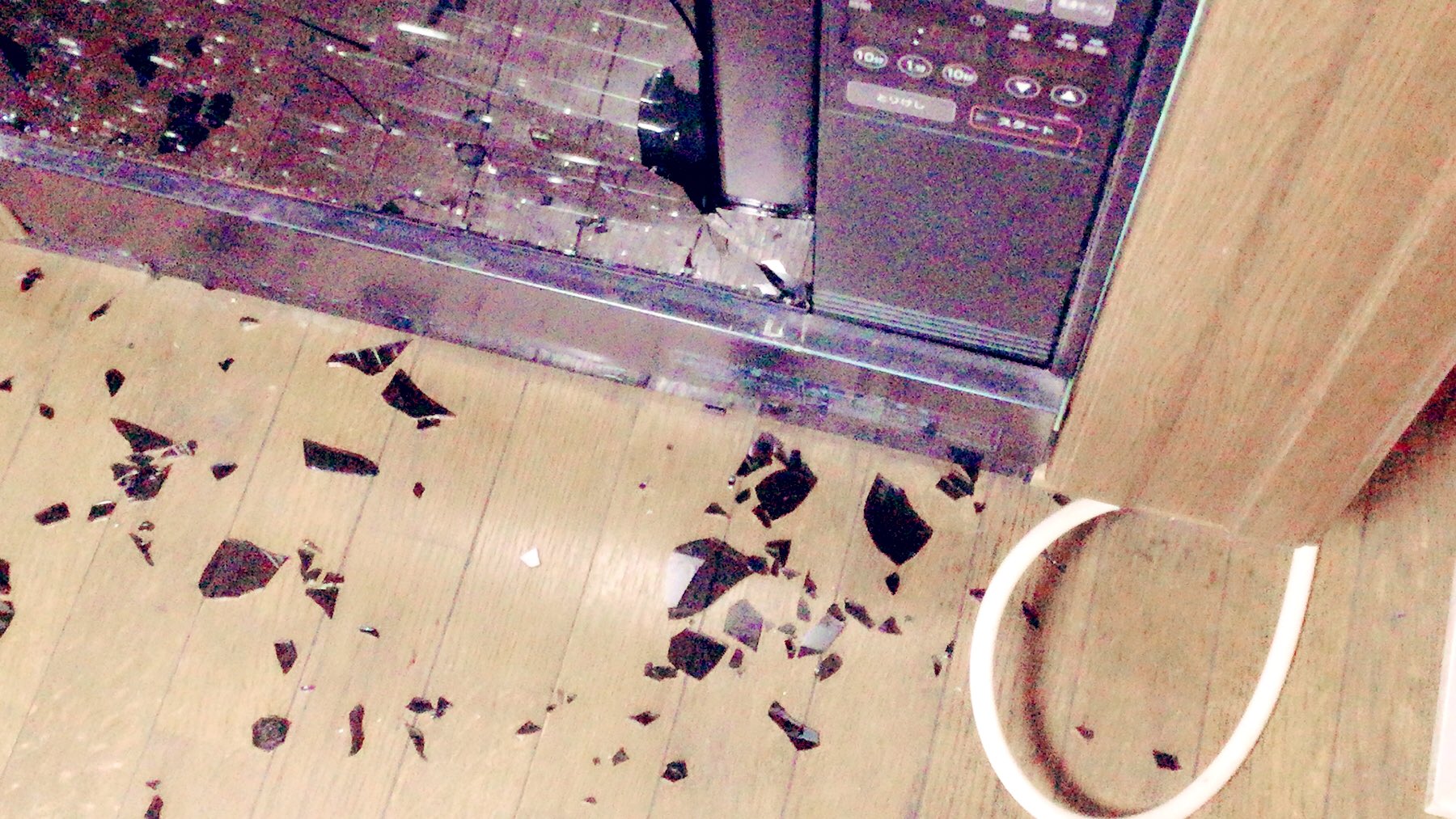 日野まり 急にバリーーン て音して ほぼ使ってなかったオーブンのガラス割れたんだけど 触ってないのに 何これこわい 鍋を収納してることについては触れないでくれ