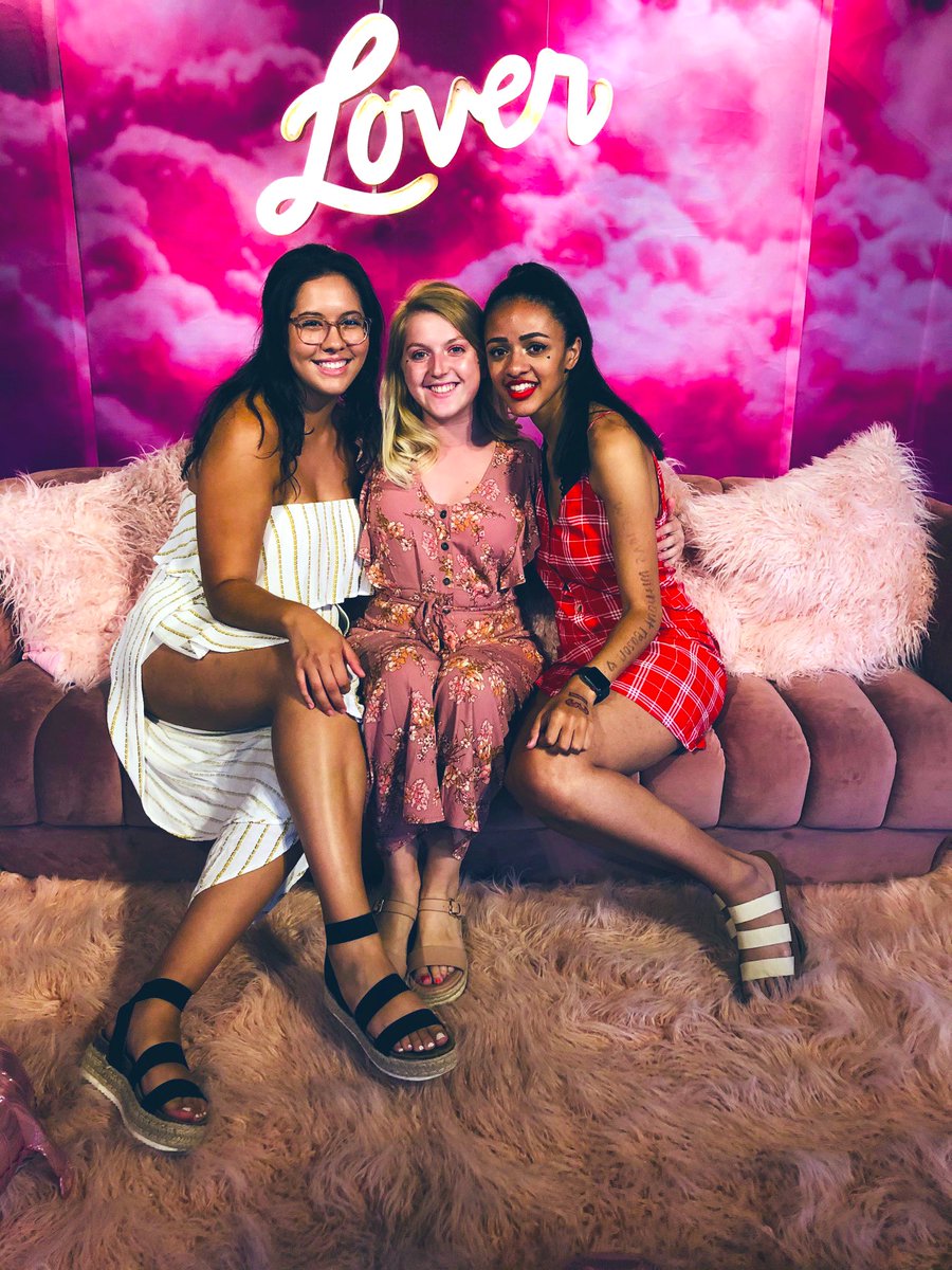 sunsets_swift's tweet photo. my honeys💞💘 forever missing them!!!!!!!!! @getawaycarmen @rainstormmswift #TheLoverExperience https://t.co/rQTFVf2plF