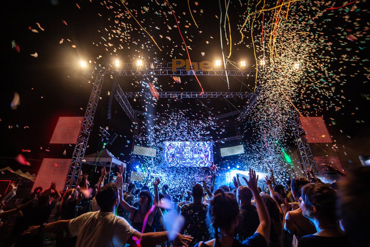 PheFestival's tweet photo. Toda la noche y hasta la próxima edición nos quedaríamos bailando con @Serial_Killerz 🎉 ¡Gracias por este gigante final! 🎉
#Phe2019 💛 #TercerVeranodelAmor 🌴 #PuertodelaCruz https://t.co/aAcOd3gwZy