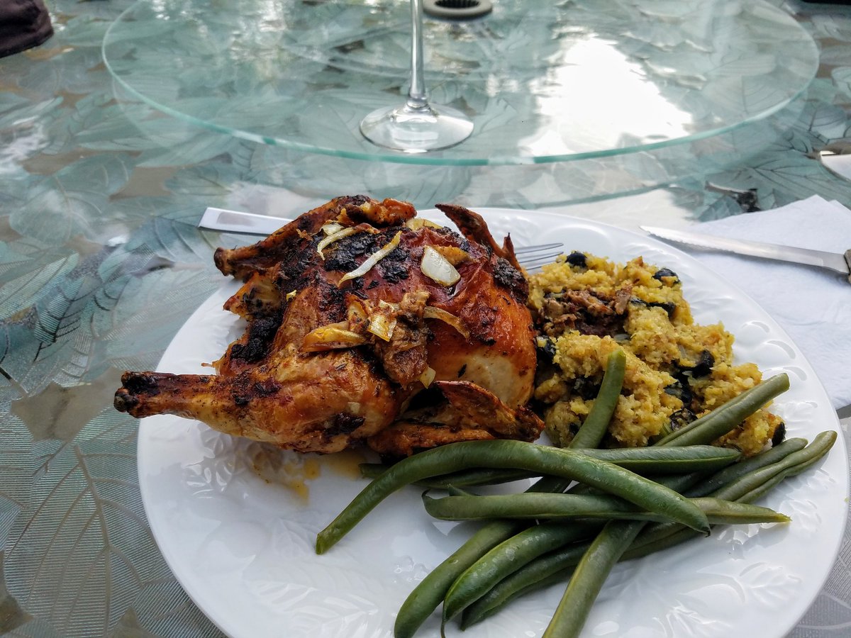 rukiddingme3590's tweet photo. And dinner is ready.ππ·π½π‘π₯#gamehens #greenbeans #cornbreadstuffing #CuveeWinery https://t.co/1IDGmFIfp8