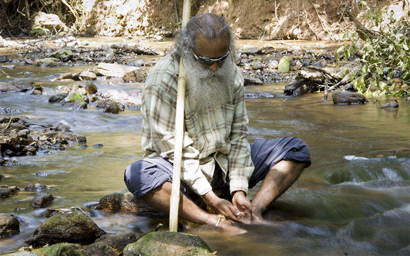 SadhguruJV's tweet photo. Our body is essentially soil and water. The quality of our soil and water determines the quality of our food, our body, and our life. #SadhguruQuotes #CauveryCalling https://t.co/QPt4xSpcto