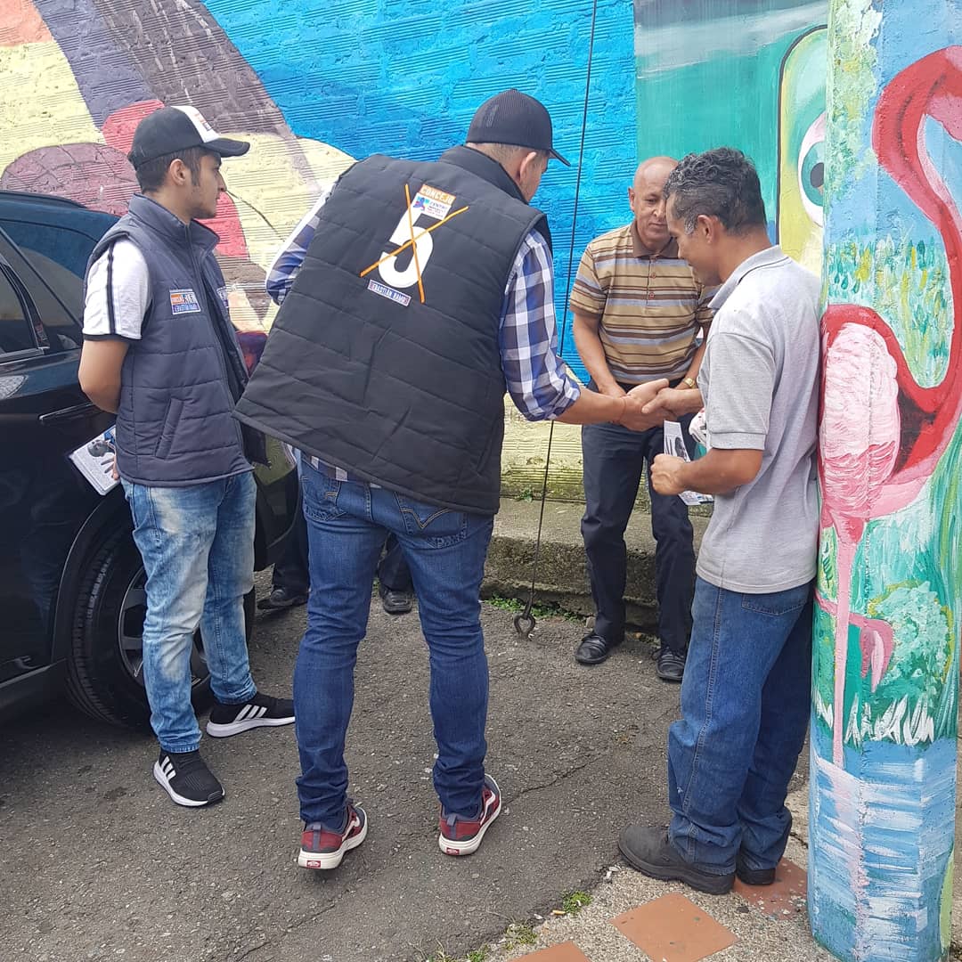 soysebasramos's tweet photo. Recorrimos Yarumito, San Isidro, Villa Fátima y el Guayabo, hablando con más amigos que se unen a nuestro proyecto. De casa en casa, de barrio en barrio, conociendo realidades y escuchando a la comunidad, que pide a viva voz un cambio
#SebastianRamos  #DeBarrioEnBarrio #CD5 https://t.co/8IA8pIGyRe