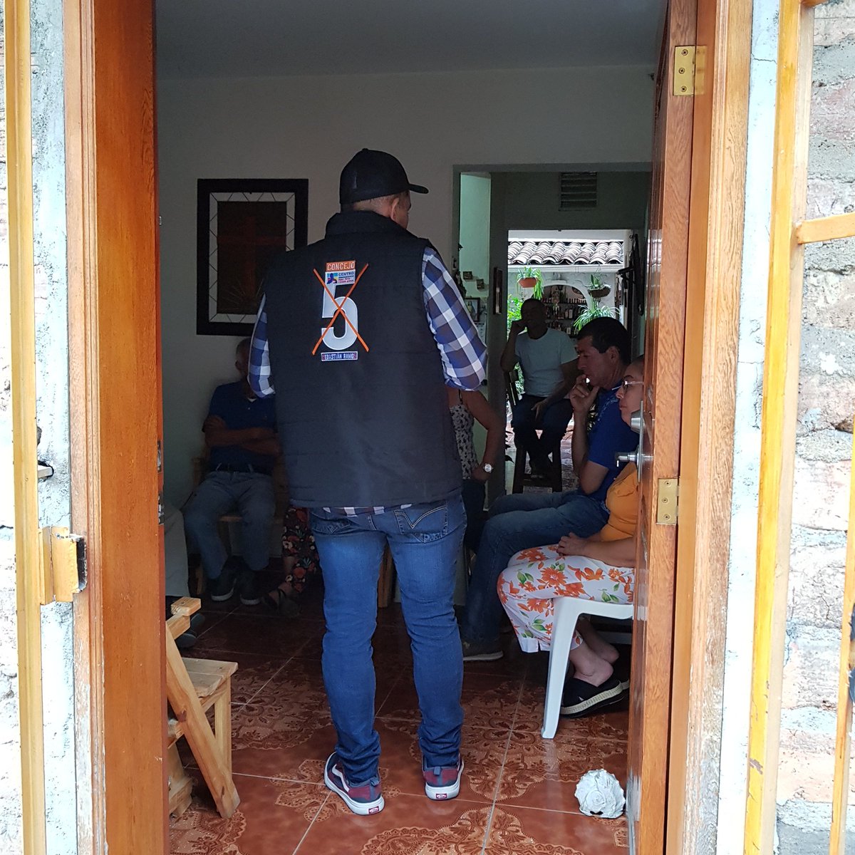 soysebasramos's tweet photo. Recorrimos Yarumito, San Isidro, Villa Fátima y el Guayabo, hablando con más amigos que se unen a nuestro proyecto. De casa en casa, de barrio en barrio, conociendo realidades y escuchando a la comunidad, que pide a viva voz un cambio
#SebastianRamos  #DeBarrioEnBarrio #CD5 https://t.co/8IA8pIGyRe