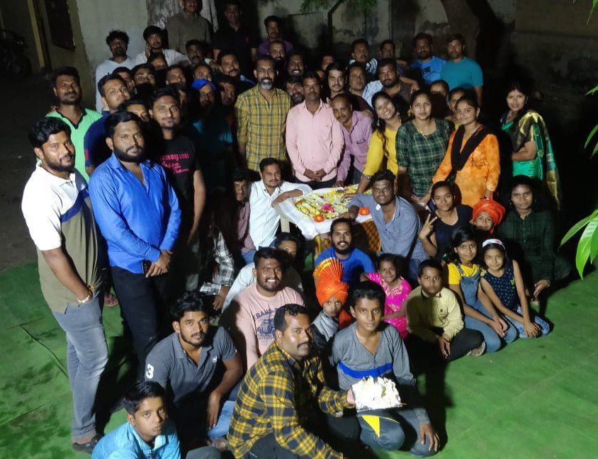 माझा आणि धाकटा भाऊ आप्पाचा वाढदिवस एकाच तारखेला असतो.गावच्या मित्रांनी अनौपचारिक पद्धतीनं मात्र खूपच उत्साहात साजरा केला. खूप मित्रांचे फोन,मेसेज आले.सगळ्यांना व्यक्तिशः बोलता आणि उत्तर देता आले नाही. 
यानिमित्ताने सगळ्या मित्रांचे खूप मनापासून आभार ! 
सगळ्यांना खूप सदिच्छा !
🙏