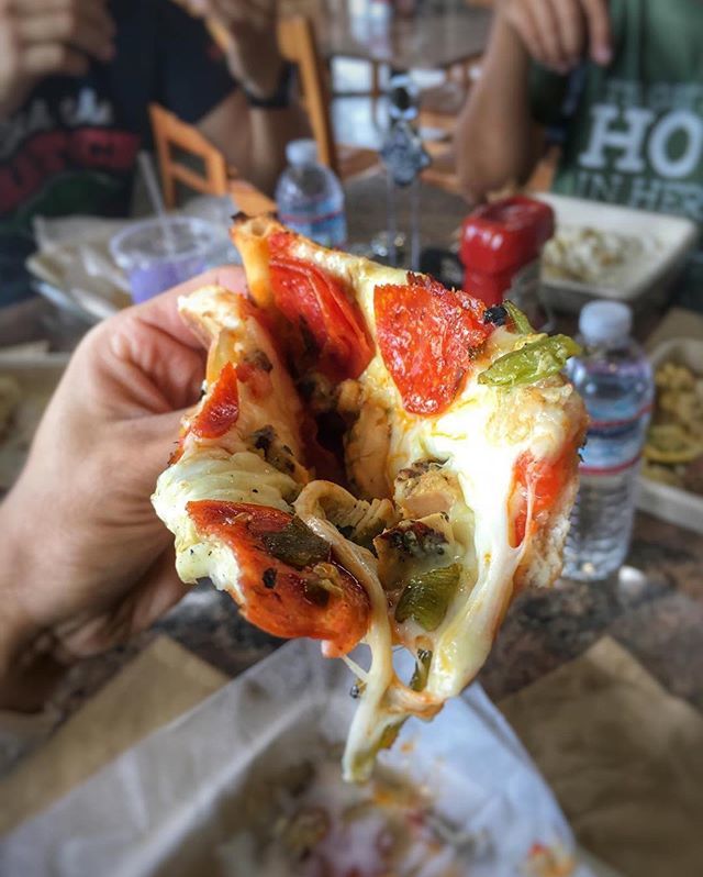 ihatchchile's tweet photo. Throwback nom. 🤤 Who doesn't need a Hatch Chile, Chicken, and pepperoni pizza pic in their feed today?! 🙌🏼🍕 at @bristolfarms #dailypizza 📷 via @thatsnickq. --------------------------------------------------- https://t.co/yamaj7RPFx https://t.co/FxxBhw0tVy