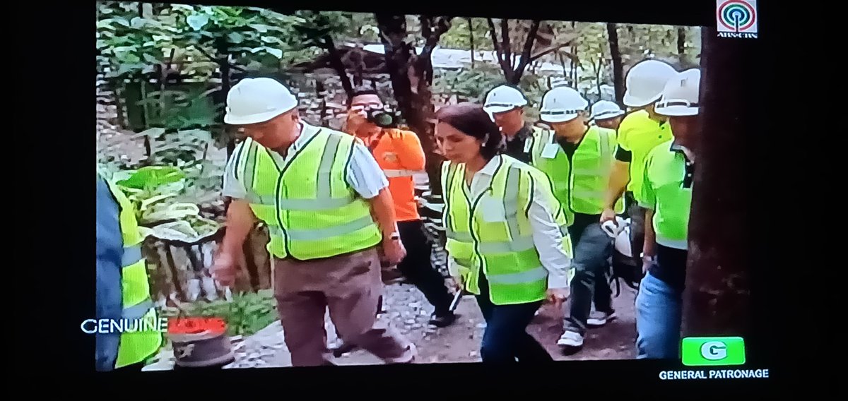 awtsguegue_'s tweet photo. She's willing to sacrifice her life just to save the community and environment that Philippines has including our Mother Nature ❤️❤️❤️❤️❤️❤️ #GenuineLove https://t.co/RJxdHkPLfU