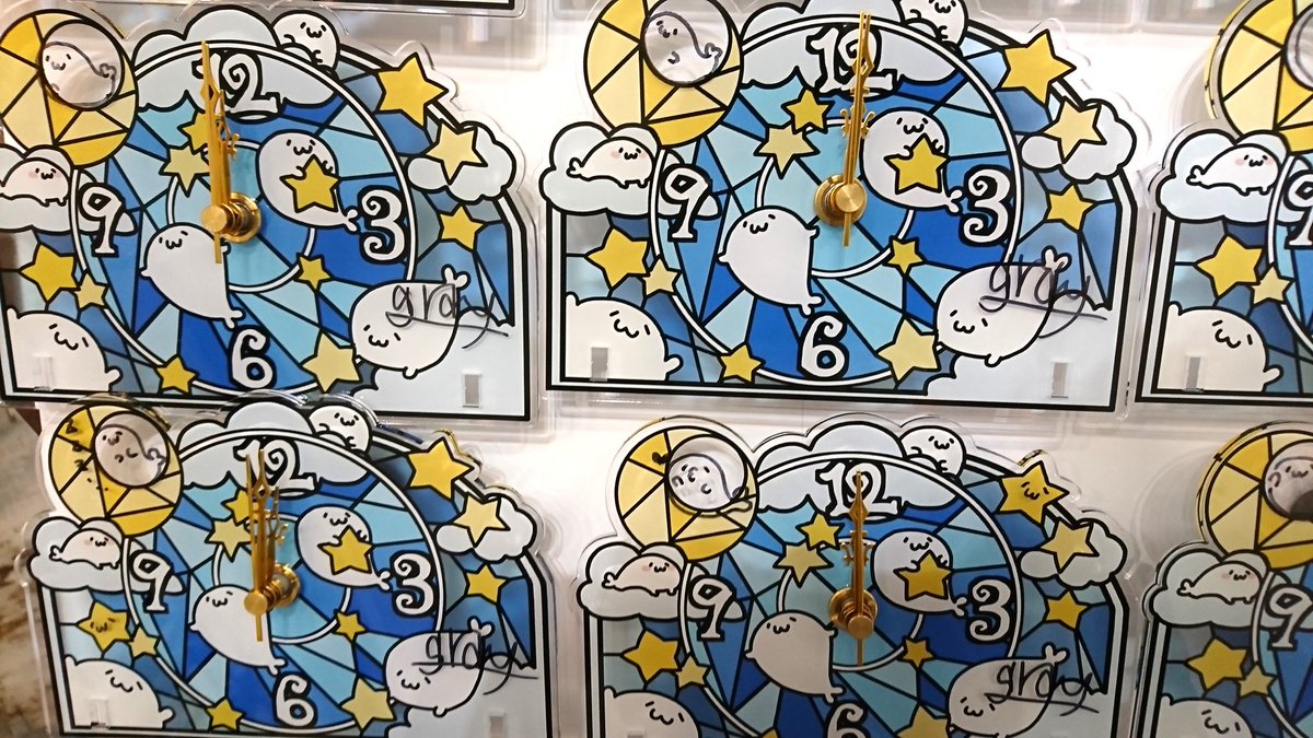 ギャラリーエルシャダイ店頭で販売中のアクリルクロックに少量ですがサイン(とラクガキ)入りverが追加されておりますー 迷ってる方はぜひこの機会に!(っ'ω`っ )3 #あざらしさん #あざらしさんミュージアム