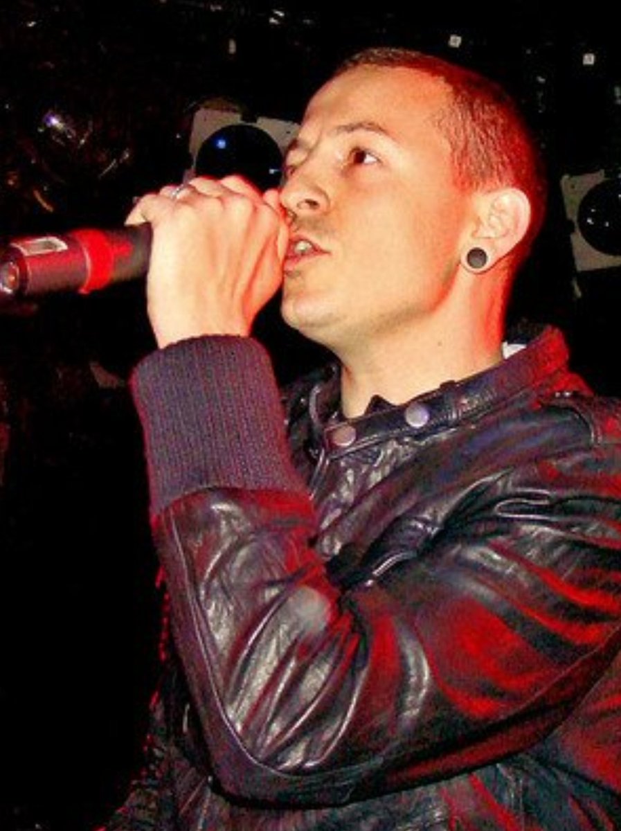 WishingOnStars3's tweet image. When we look to the stars we know your looking down upon us , We love you Chester ❤#MakeChesterProud #320changesdirection