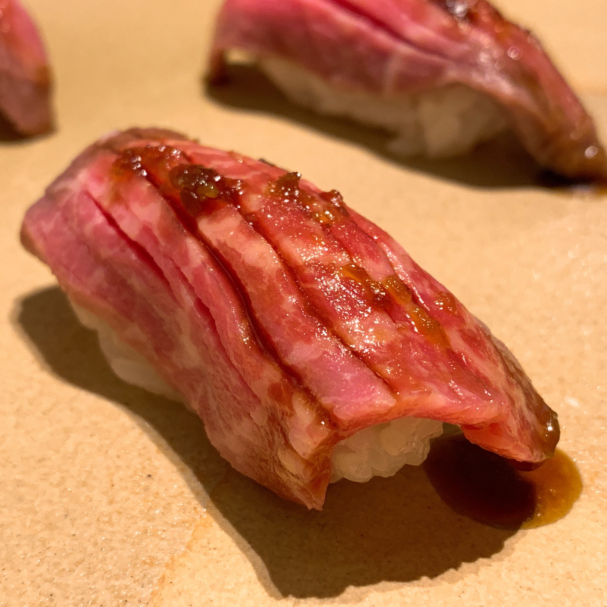 中澤友作 Nakazawa Yusaku トビウオの燻製やどんこ椎茸の乗ったミニチラシ寿司 1tのマンボウの腸を味噌漬けで 肉寿司は群馬県渋川市産肉の内ももをローストビーフにして 牛のお名前は寿司太郎 T Co Raxbwsdmkh Twitter