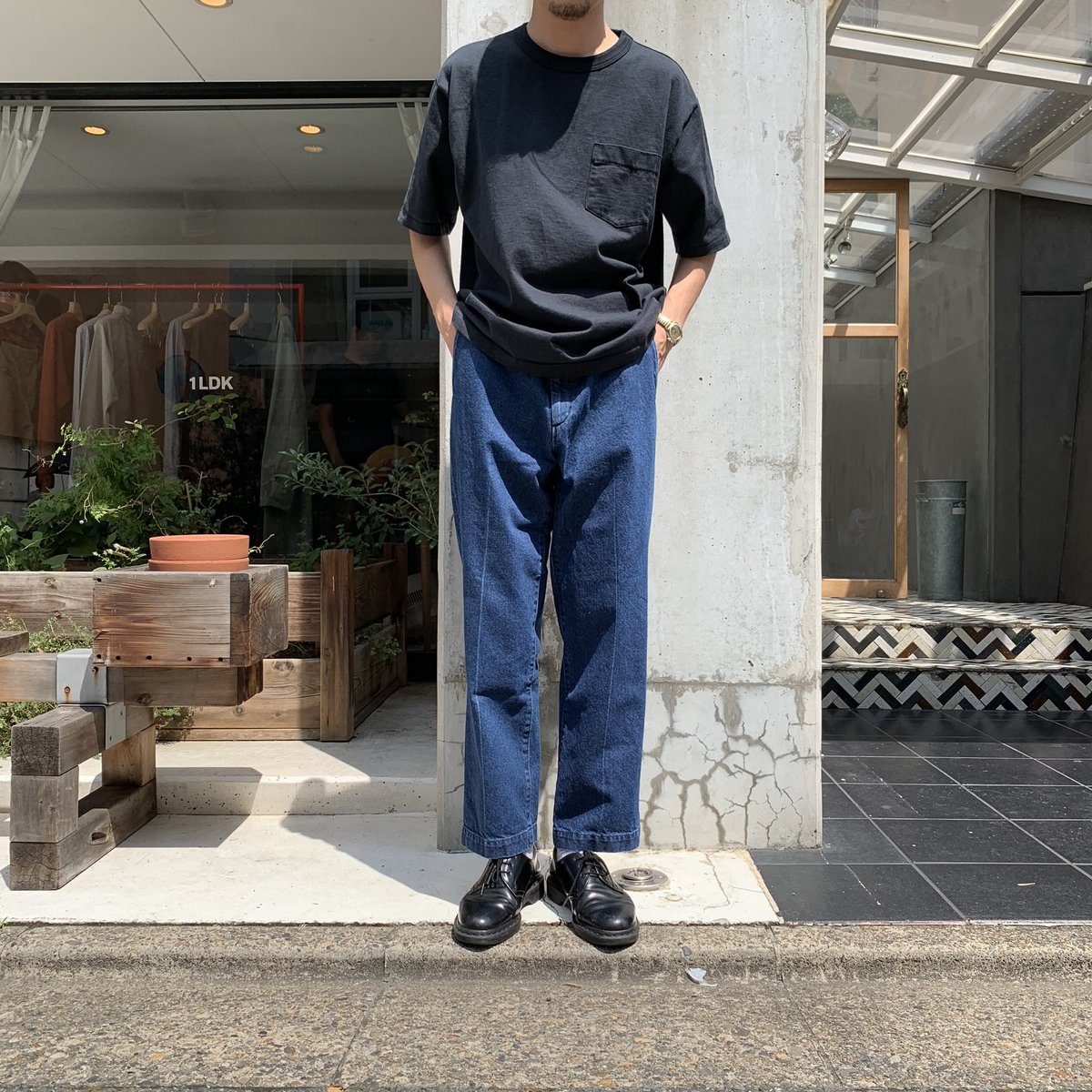 UNIVERSAL PRODUCTSよりスラックスのパターンを用いたデニムパンツ 