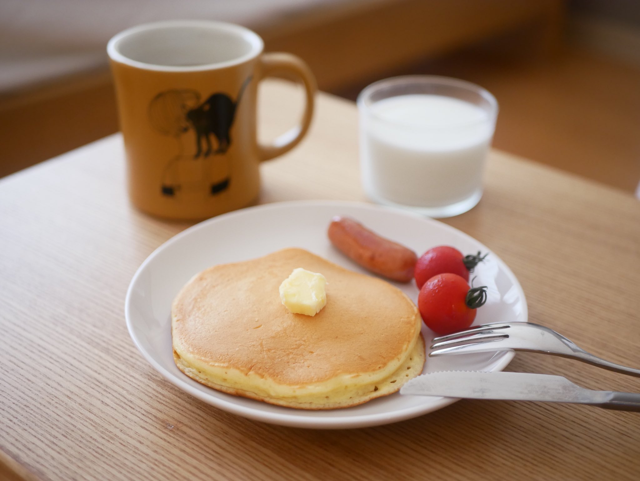 あるこむ 魔女の宅急便 のホットケーキ 黒猫のマグでコーヒー飲みます T Co Q4rwkaubh6 Twitter