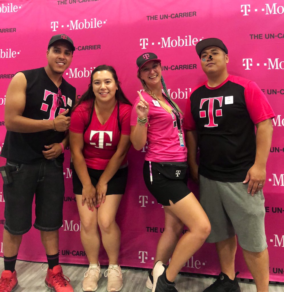 MagentaMelina's tweet photo. ❤️ my #PikesPeakTruck babes 

#OneTeam

#FrontRangeTruck https://t.co/af5EWqvGNq