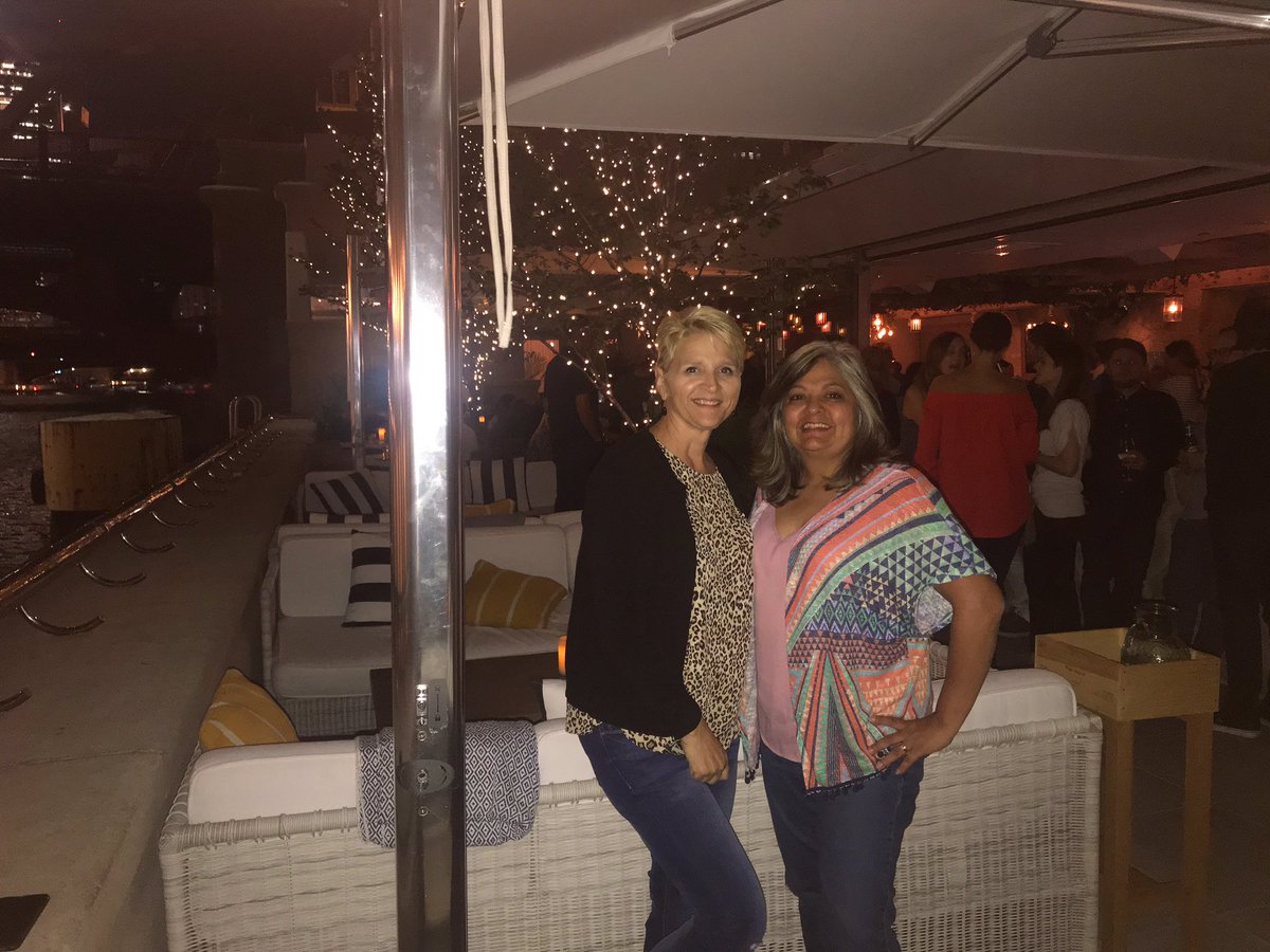 2wheel87's tweet photo. Thank you @PzziaPortofino Happy Birthday to me, sorry we missed you @GiulianaRancic 😉🥂🎉🎂🍾 #delicious #chicago #pizzeriaportofino https://t.co/GKp5qBDkzl