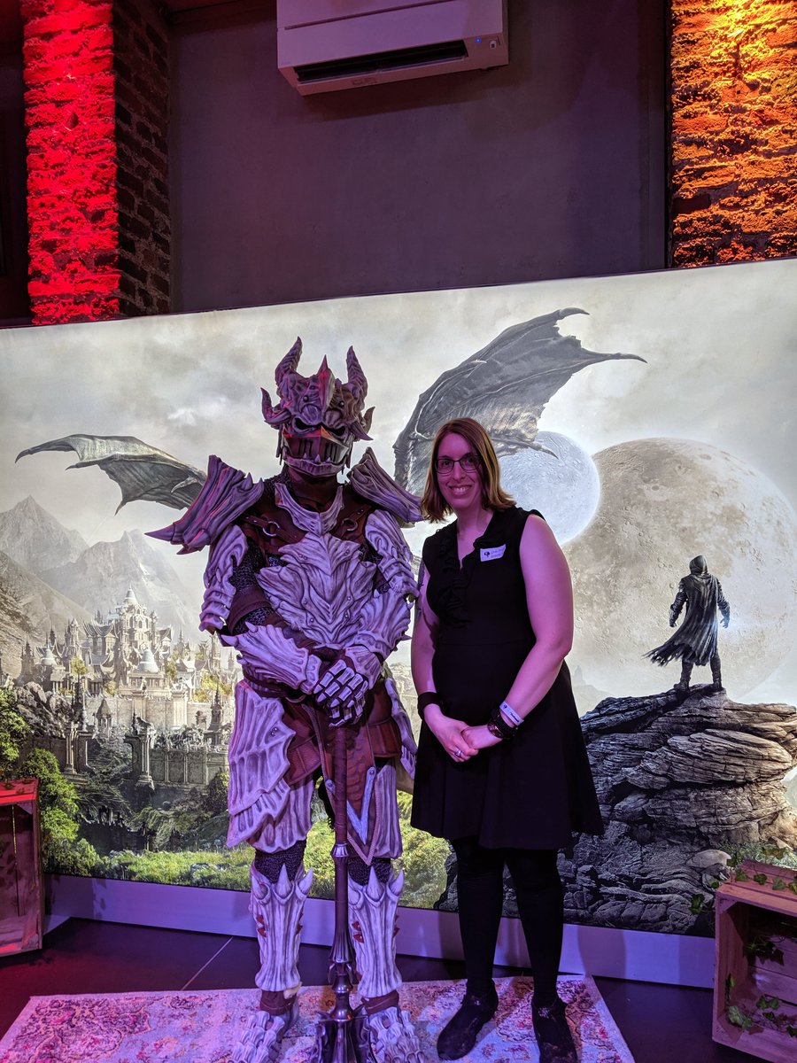 Another amazing piece of Lightning Cosplay at #ESOTavern last night.

Masterpiece of art!!

Thank you also for your patience, I guess it was very warm in this costume. 😅

#ESO #ESOTaverne #BGC2019