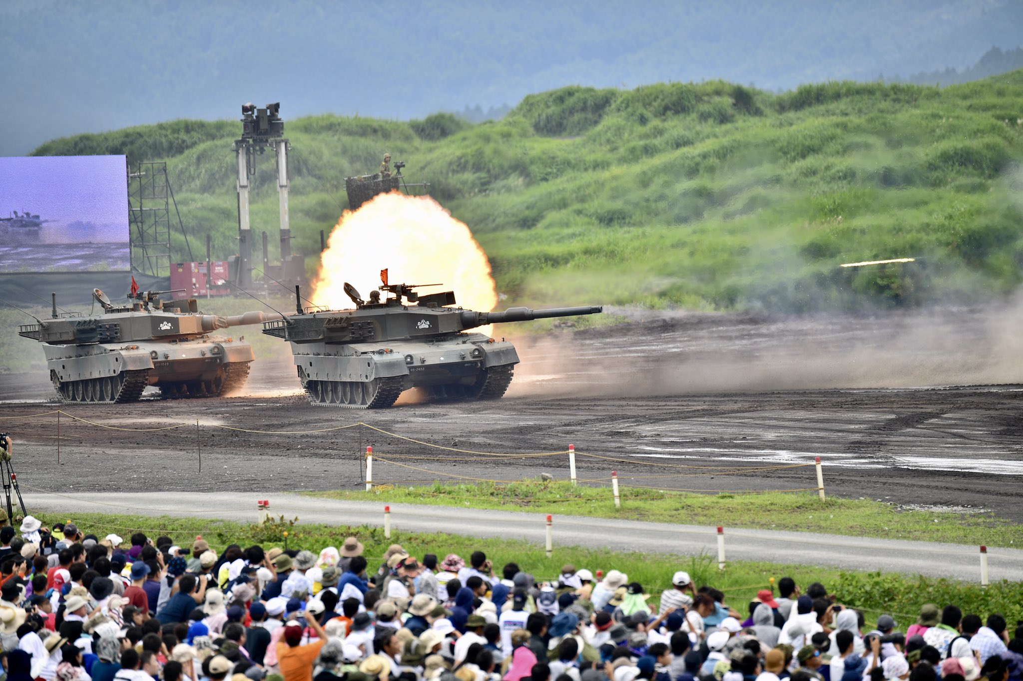 トリシア V Twitter 90式戦車と10式戦車の行進間射撃 弾の軌跡までバッチリ撮影できました 総火演 令和元年度富士総合火力演習 富士総合火力演習 T Co Yvdk9lxe1j Twitter