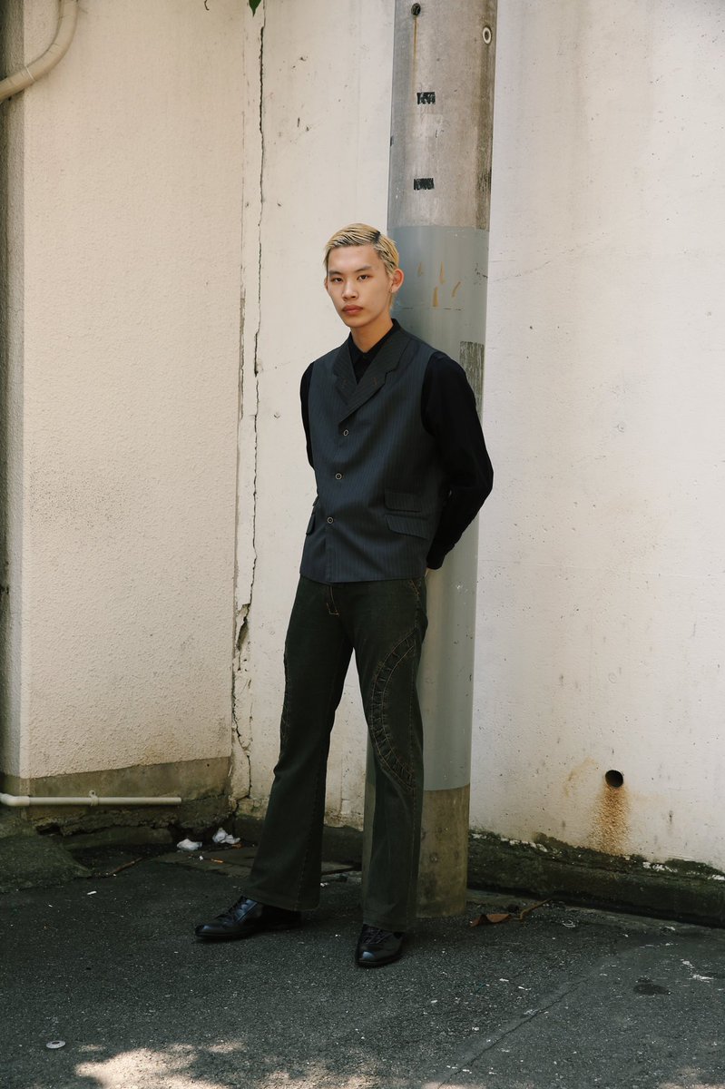 sullentokyo's tweet photo. ONLINE UPDATED

outer:NO- SLEEVE DOUBLE TAILORED JACKET
inner: PIPING SHIRT
pants: FLARE DENIM PANTS 

#sullentokyo https://t.co/tFQO39FtzG