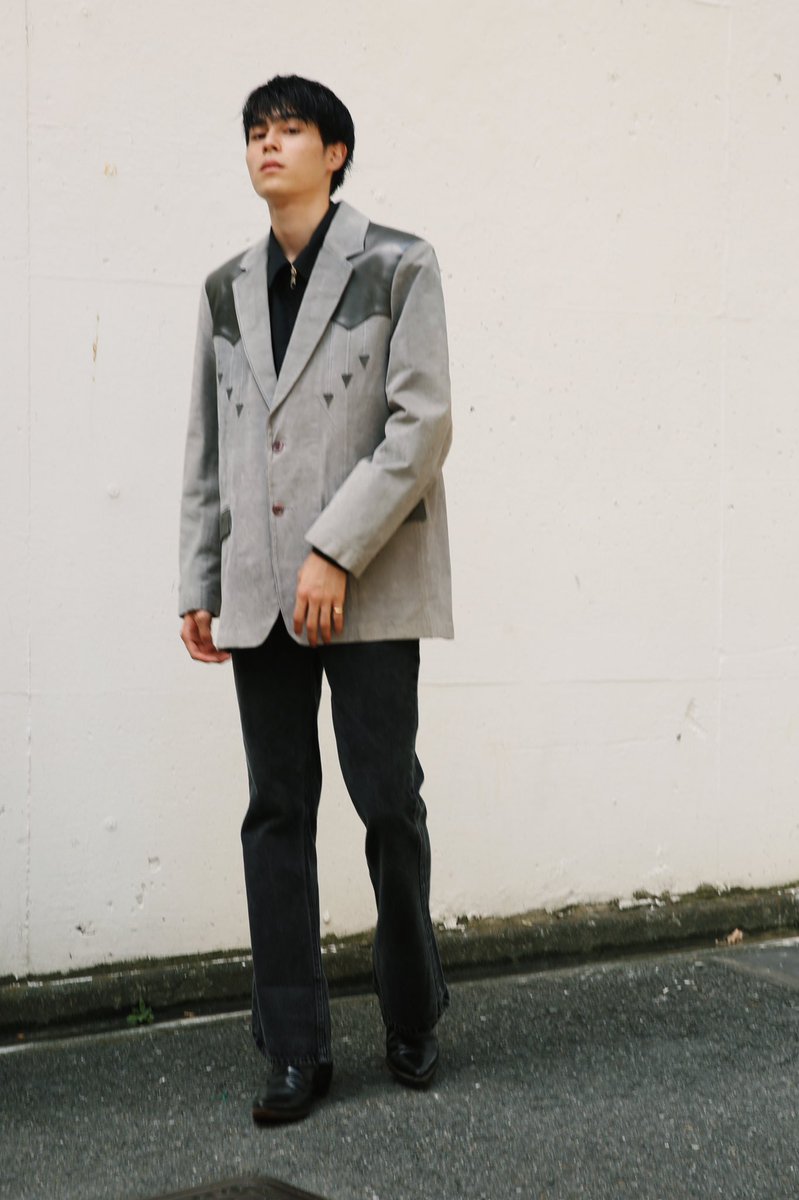 sullentokyo's tweet photo. ONLINE UPDATED

outer: WESTERN LEATHER TAILORED JACKET
inner: ZIP- UP SHIRT BLOUSON
pants: FLARE DENIM PANTS

#sullentokyo https://t.co/BGeAsZsAD1