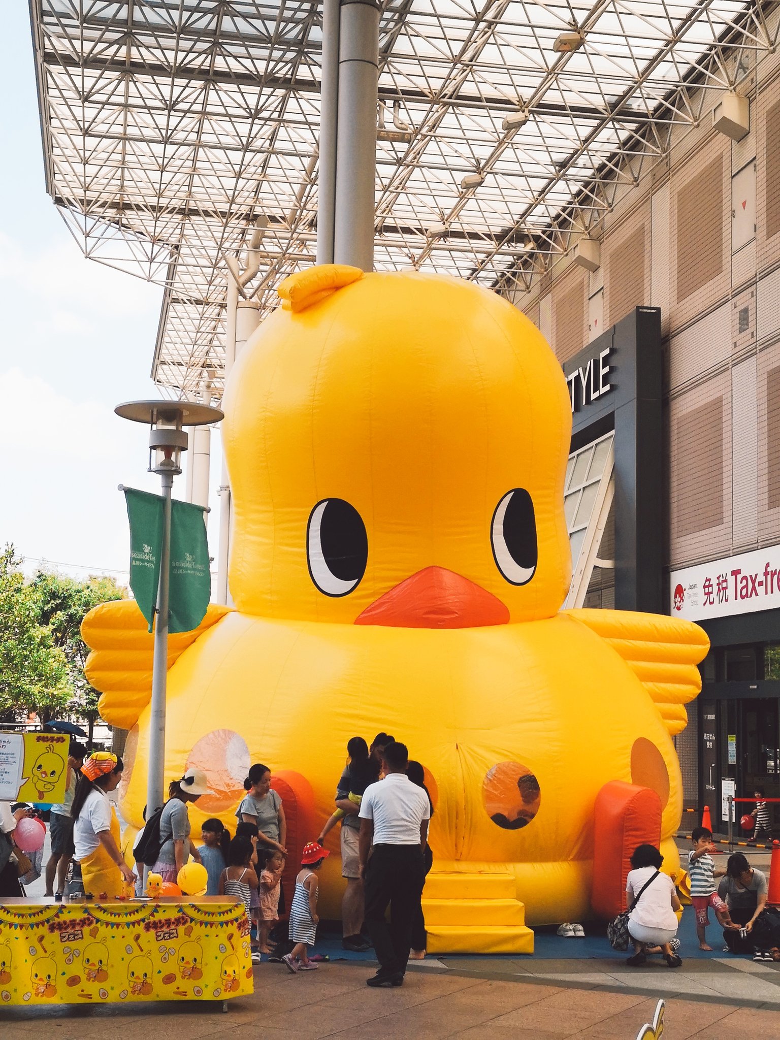 Kohtan 近所のイオンでチキンラーメンのひよこちゃんフェス 食品の自社キャラクターの認知度でいうとトップクラスか ディズニーキャラやポケモンやミニオンでラッピングされてるのもかわいいけど自社キャラは資産 チキンラーメン ひよこちゃん イオン