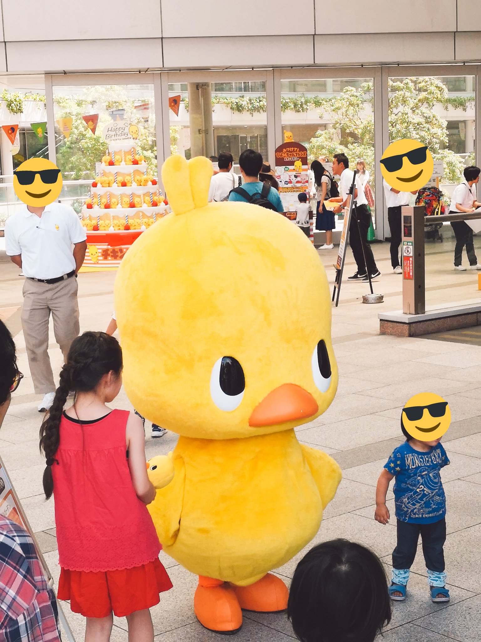 Kohtan 近所のイオンでチキンラーメンのひよこちゃんフェス 食品の自社キャラクターの認知度でいうとトップクラスか ディズニーキャラやポケモンやミニオンでラッピングされてるのもかわいいけど自社キャラは資産 チキンラーメン ひよこちゃん イオン