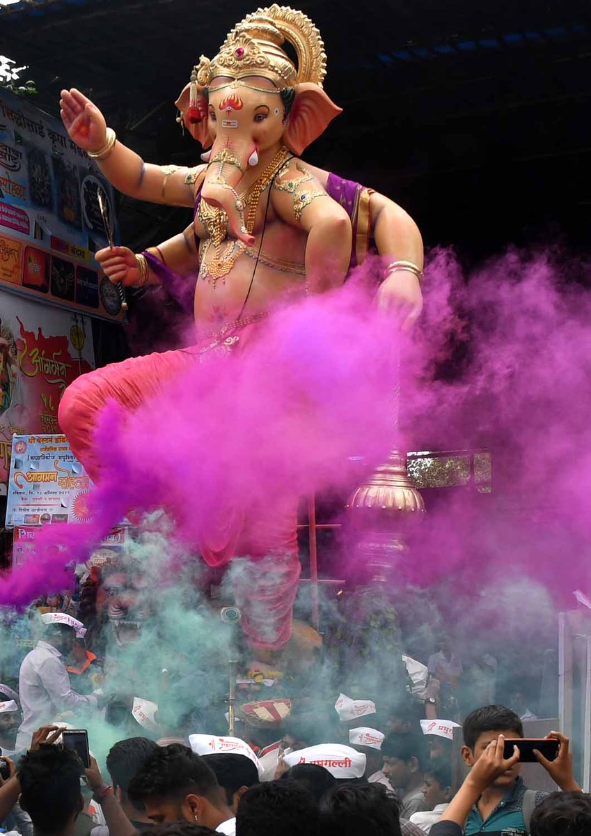 THMumbai's tweet image. #WeekinFocus August 17. Photo by @VivekBendre1 
Huge Ganesh idol being taken for installation in pandal from Parel on Saturday ten days ahead of the #Ganeshfestival which starts from September 2.