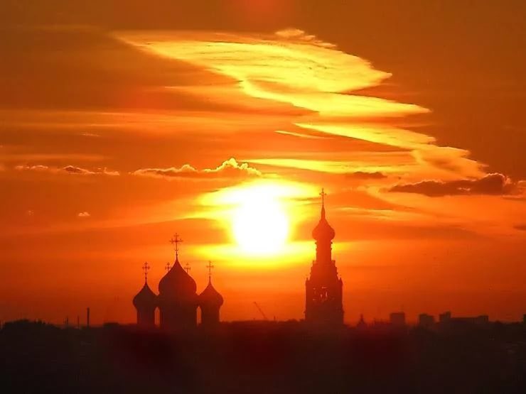 Фото солнце россия. Храм на закате. Рассвет над Церковью. Восход над храмом. Храм на рассвете.