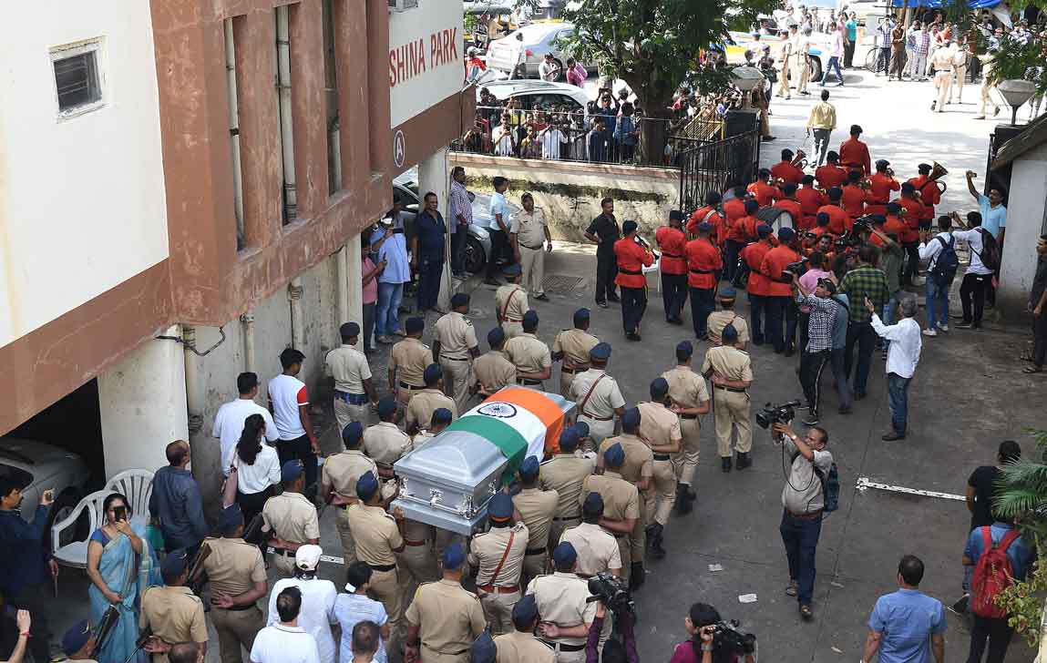 THMumbai's tweet image. #WeekinFocus August 20. Photo by @Arunangsu 
The Maharashtra Police give full state honour to the legendary music director Mahmmed Zahur Khyayyam, better know as Khyayyam at his residence in Juhu. Khyayyam passed away on August 19 after a prolonged illness at the age of 92.