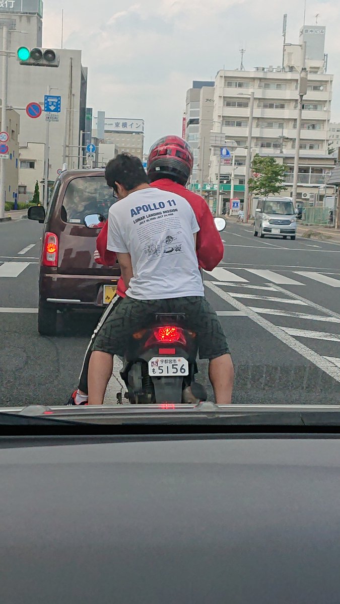 宇都宮の東武前の通りで原付でこの姿…
強引に割り込んできて前の車煽り運転…

いくらなんでもこれはありえないでしょ…