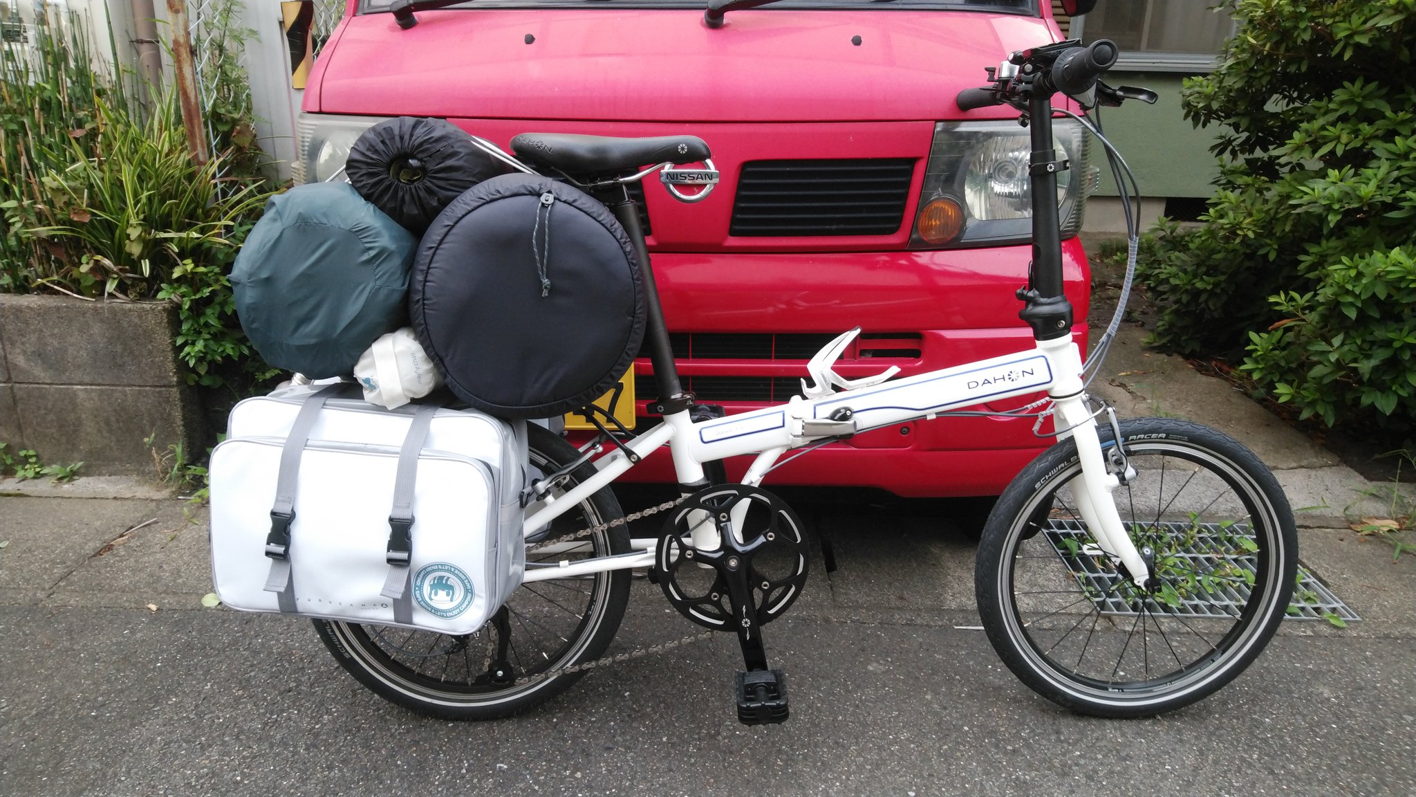 一生貧 1 1 1 3ざつ旅第13旅舞台訪問 再訪 しかし あらためて昨日のしまりん自転車にフル積載した画像見ると 理想 現実 みたいになってるなw 同じキャンプ道具積んでるのになぁ ここまで寝袋を圧縮出来ん ゆるキャン しまりん自転車 リンちゃん