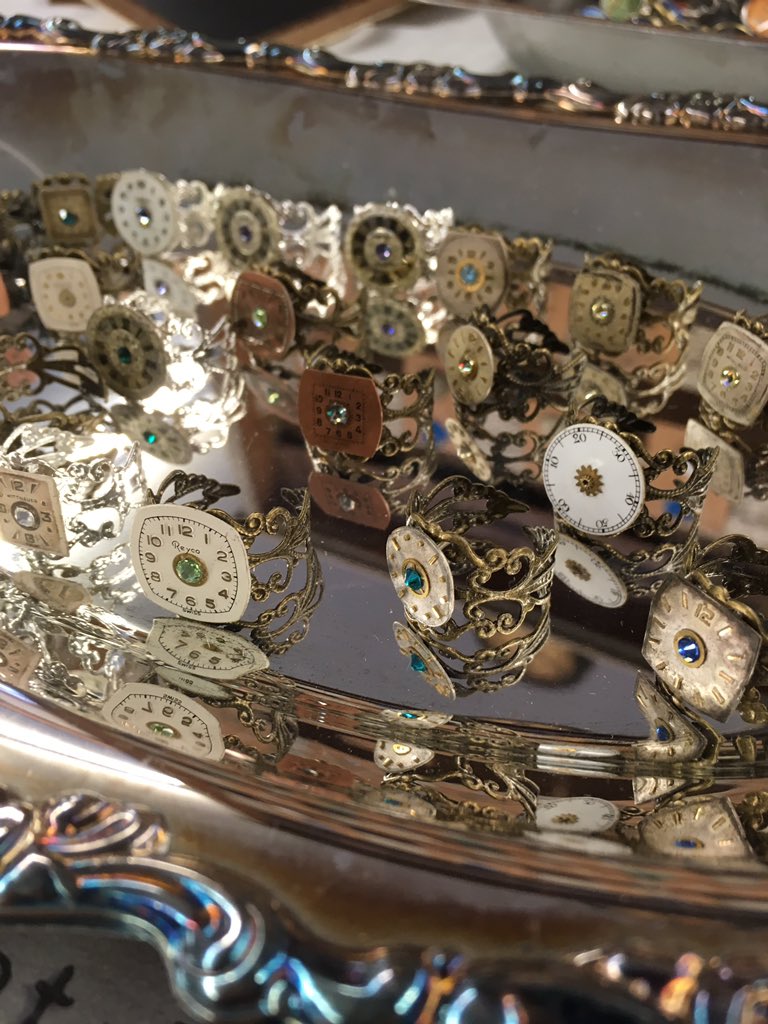 RipplesWithTime's tweet image. It’s not too late to come meet the voice of Naruto, Maile Flanagan! We are here at the Vendor Wonderland Mini-Con with lots of fun repurposed jewelry and other random stuff. #naruto #portlandevents #steampunk