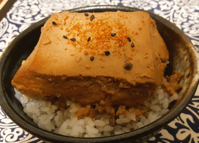 手作りの「とうめし」、美味すぎて白飯いくらでも吸い込める……。最近は豆腐買ってきたら毎回これにするくらい自分のなかで定番化してきた。 