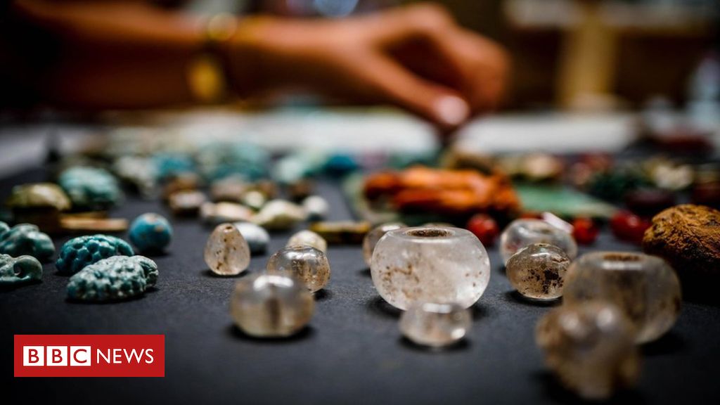 #Archaeologists working in #Pompeii say they have uncovered a "sorcerer's treasure trove" of artifacts, including good-luck charms, mirrors, and glass beads, probably belonging to women.

#archaeology #italy #roman
📷 oOriginal article: bbc.in/2z0H0tk