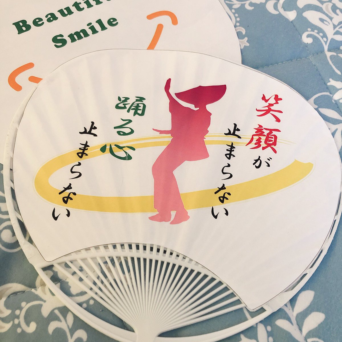 来週の三國湊帯のまち流しまでに作ってきてってうちわとシール渡されたけど大きさおかしいんやけど…
不安やし型抜きだけしていこう。
#デザインは部長((≡ຶ⚲͜≡ຶ))
#何年か前からやし５色…ん？紫は？