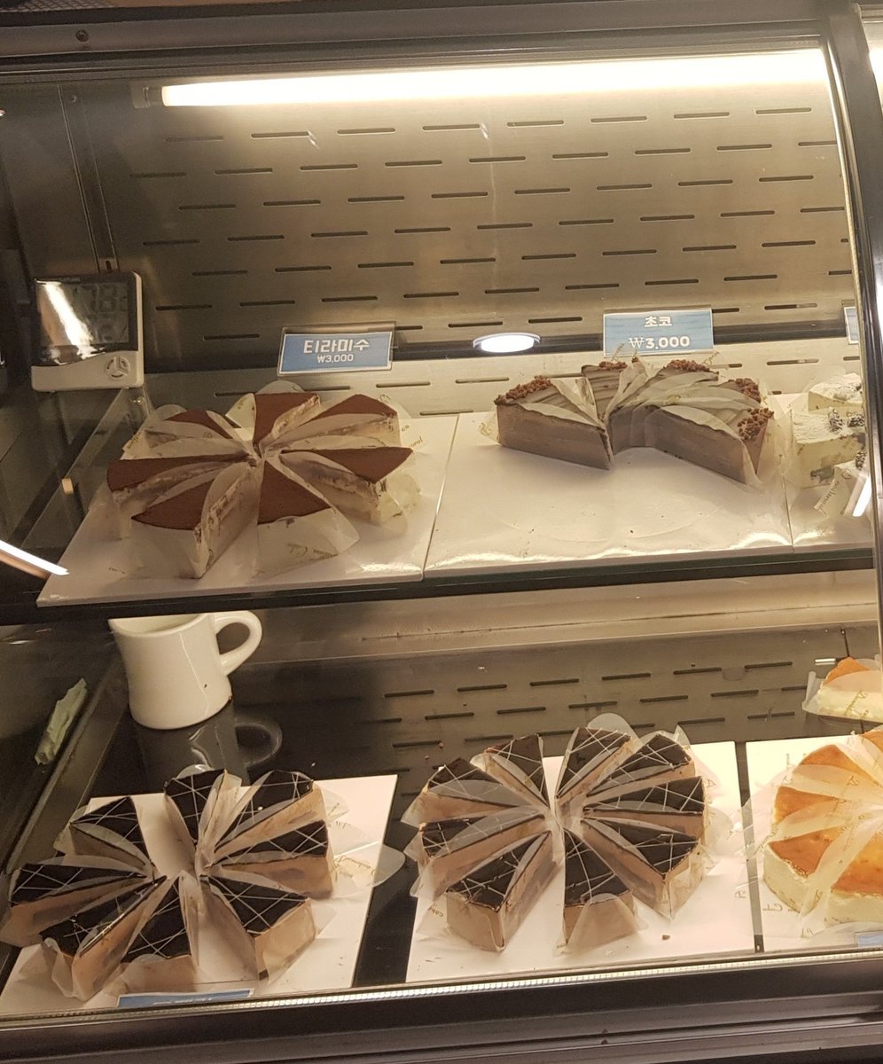 okhchk's tweet photo. 서초 커피라운지55 
서울 강남, 서초에서 유일한 케이크 무한리필 카폐라고하네요  커피도 엄청맛있고 케이크를 무한리필로 8천원내고 음료별도로 시키면  2시간동안 케이크먹을수있어요
#케이크무제한 #커피라운지55 #서초역 #남부터미널 #카폐분위기최고 #서초구 #예술의전당 #케이크맛집 https://t.co/DNlTIEMMBe