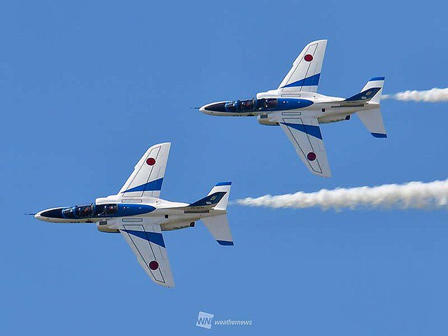かっこいい 青空に映える白線 ブルーインパルス が飛行を披露 松島基地航空祭19が開催 今回は普段と違い3機で 青い空に白い線を描く華麗なアクロバット飛行を披露した ライブドアニュース Scoopnest