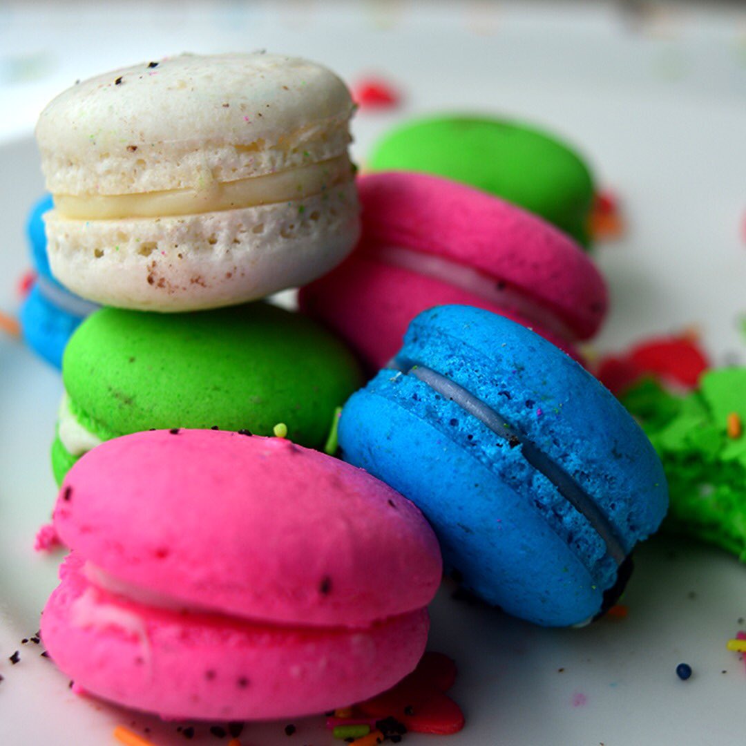 ThinespoDessert's tweet photo. Try Dessert Shack's white chocolate truffle macarons! Crispy on the outside, soft in the inside. And perfectly balanced in flavour. Get them now! .
#Thinespo #DessertShack #Dessert #DessertLovers #SweetTooth #Macarons #MacaronCake #MacaronLovers #MacaronShells #Foodies #Kompally https://t.co/72MvHfdjMU