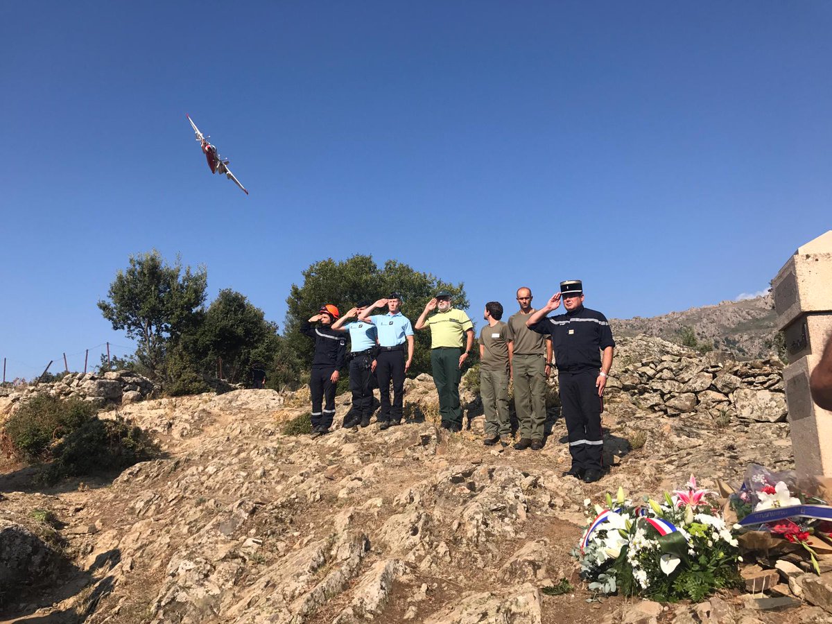 sis_2b's tweet image. #DuvereDiMimoria
Ce matin, Cérémonie d&apos;hommage au pilote du Traker 16, Jean-Marc Aubouy décédé le 25 août 1996 lors d&apos;une intervention sur #FDF à Corscia. En présence de @Prefet2B, MM. Maestracci &amp;amp; Acquaviva Maires de Corscia &amp;amp; de Lozzi, #UIISC5 #FORSAP @Gendarmerie @ONF_Officiel