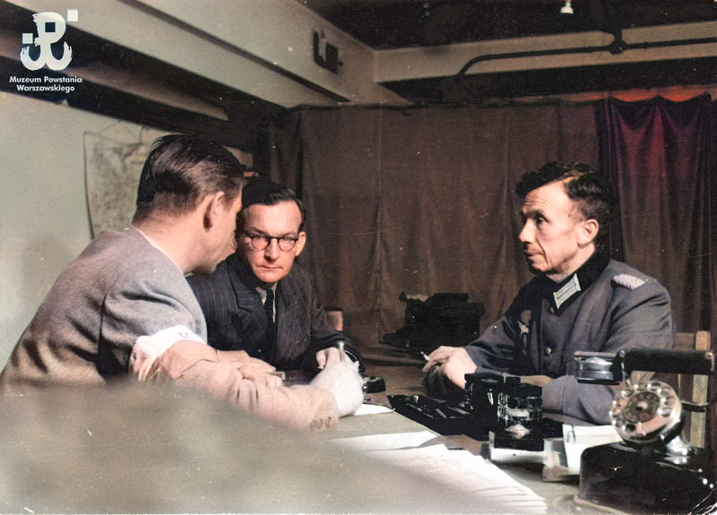Przesłuchiwanie niemieckiego majora Wehrmachtu w gmachu PKO. Przesłuchiwania dokonuje kpt. Zbigniew Rubach-Połubiński „Admirał” szef Kwatery Głównej okręgu Komendanta AK. #powstaniewarszawskie #powstanie44 #warszawa #polskawalczaca