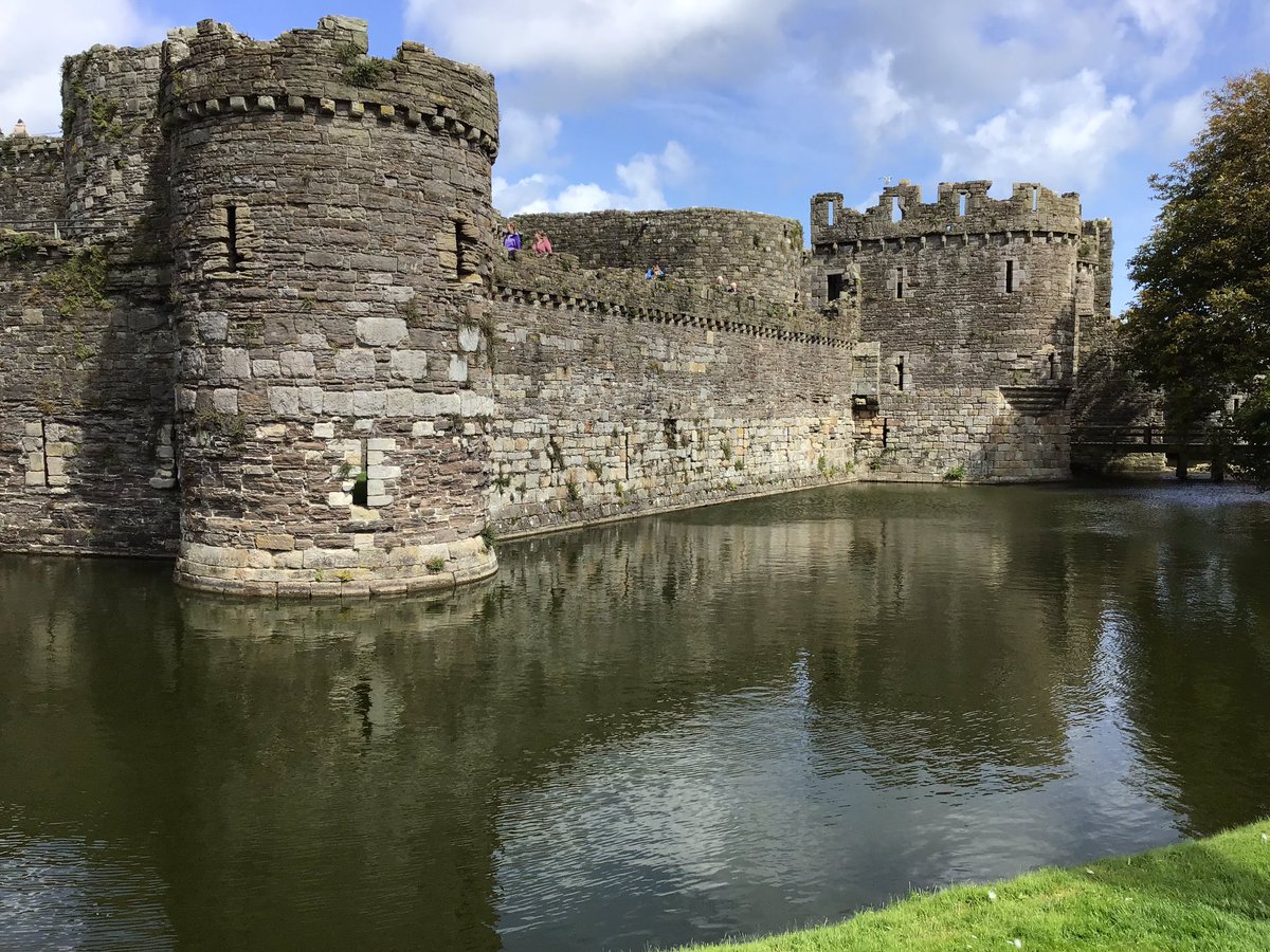 royalsuccession's tweet photo. Beaumaris castle on Anglesey was completely amazing. So many corridors (and toilets) in the walls for the soldiers. Shame it was never finished when Edward I moved his focus to Scotland instead @cadwwales #History 🏴󠁧󠁢󠁷󠁬󠁳󠁿 https://t.co/rLugL5rGKA