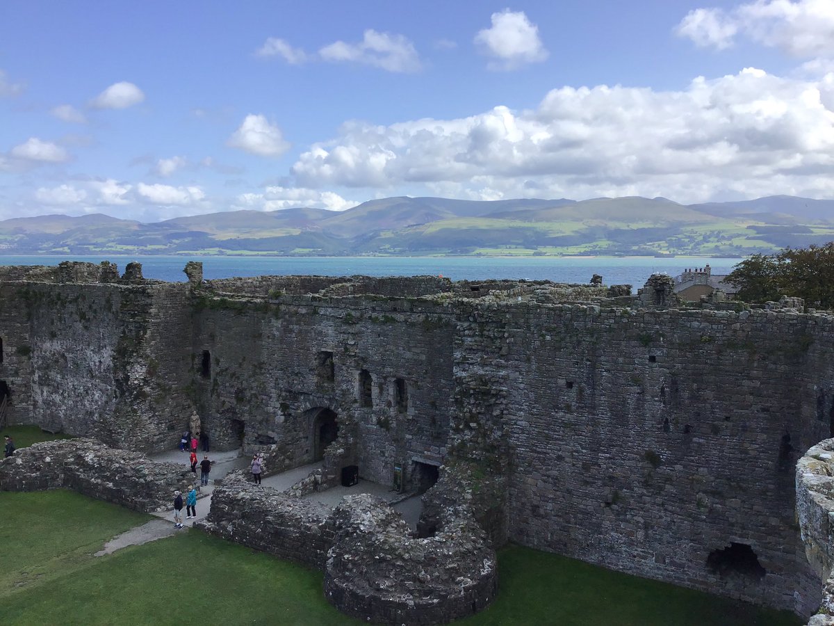 royalsuccession's tweet photo. Beaumaris castle on Anglesey was completely amazing. So many corridors (and toilets) in the walls for the soldiers. Shame it was never finished when Edward I moved his focus to Scotland instead @cadwwales #History 🏴󠁧󠁢󠁷󠁬󠁳󠁿 https://t.co/rLugL5rGKA