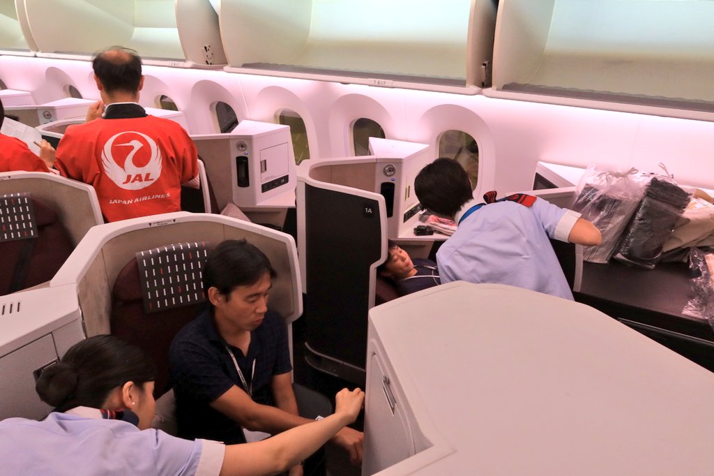 中部国際空港セントレア 機内では普段クルーしか座れないシートでアナウンス体験していました 実際にこのあとセントレアから飛ぶ本物の機体でできるなんて羨ましいですね