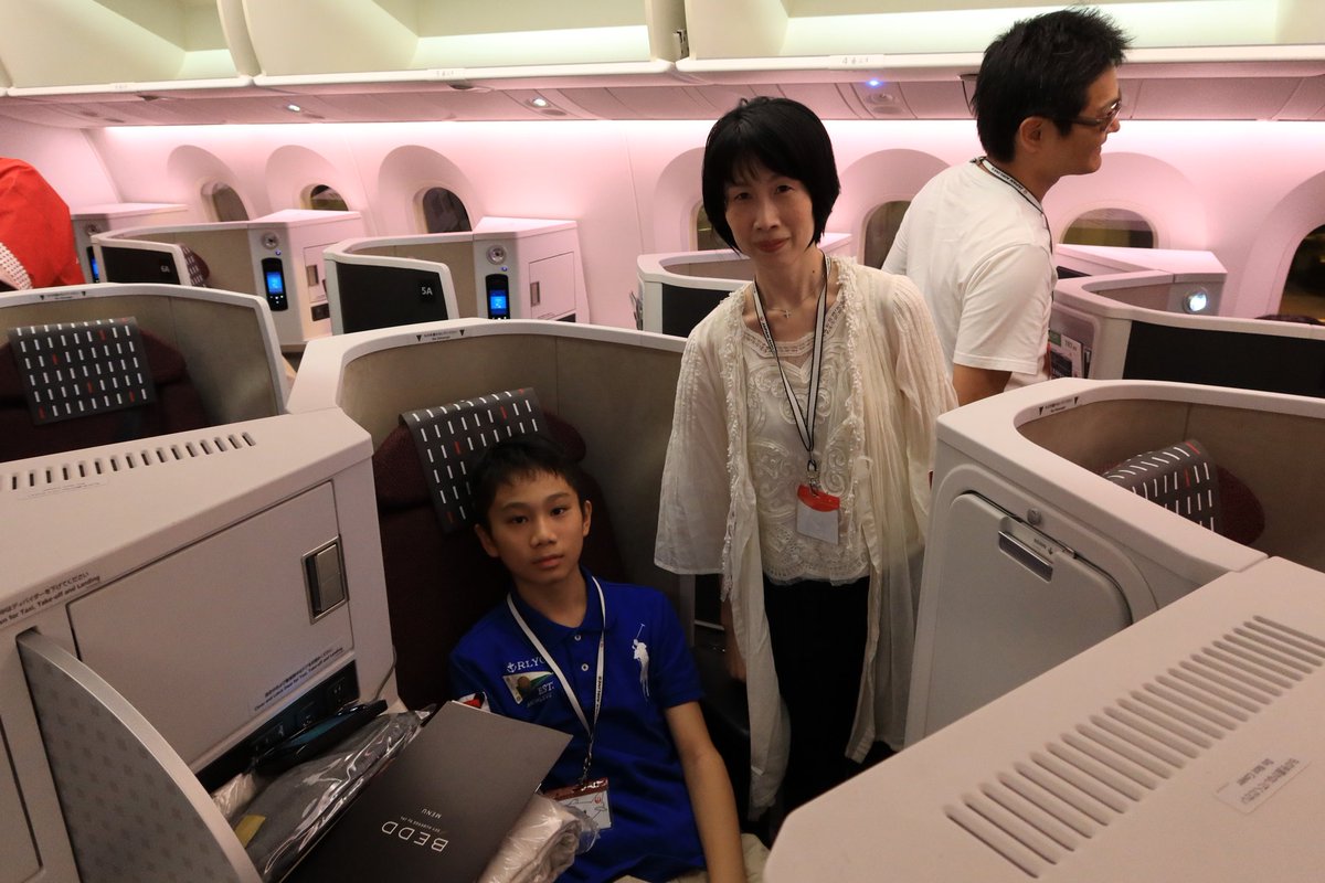 中部国際空港セントレア 機内では普段クルーしか座れないシートでアナウンス体験していました 実際にこのあとセントレアから飛ぶ本物の機体でできるなんて羨ましいですね
