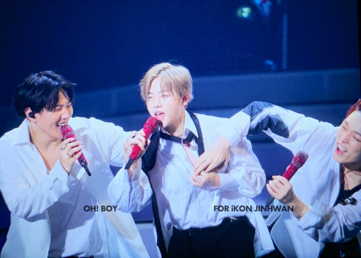 다급하게 제지 당하는중(?) 벗으려는 자와 말리는 자